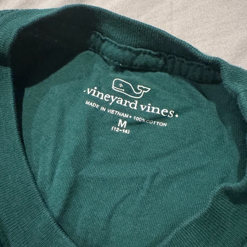 ☀️LIMITED Edition Vineyard Vines Green long sleeve with red logo - Picture 2 of 5